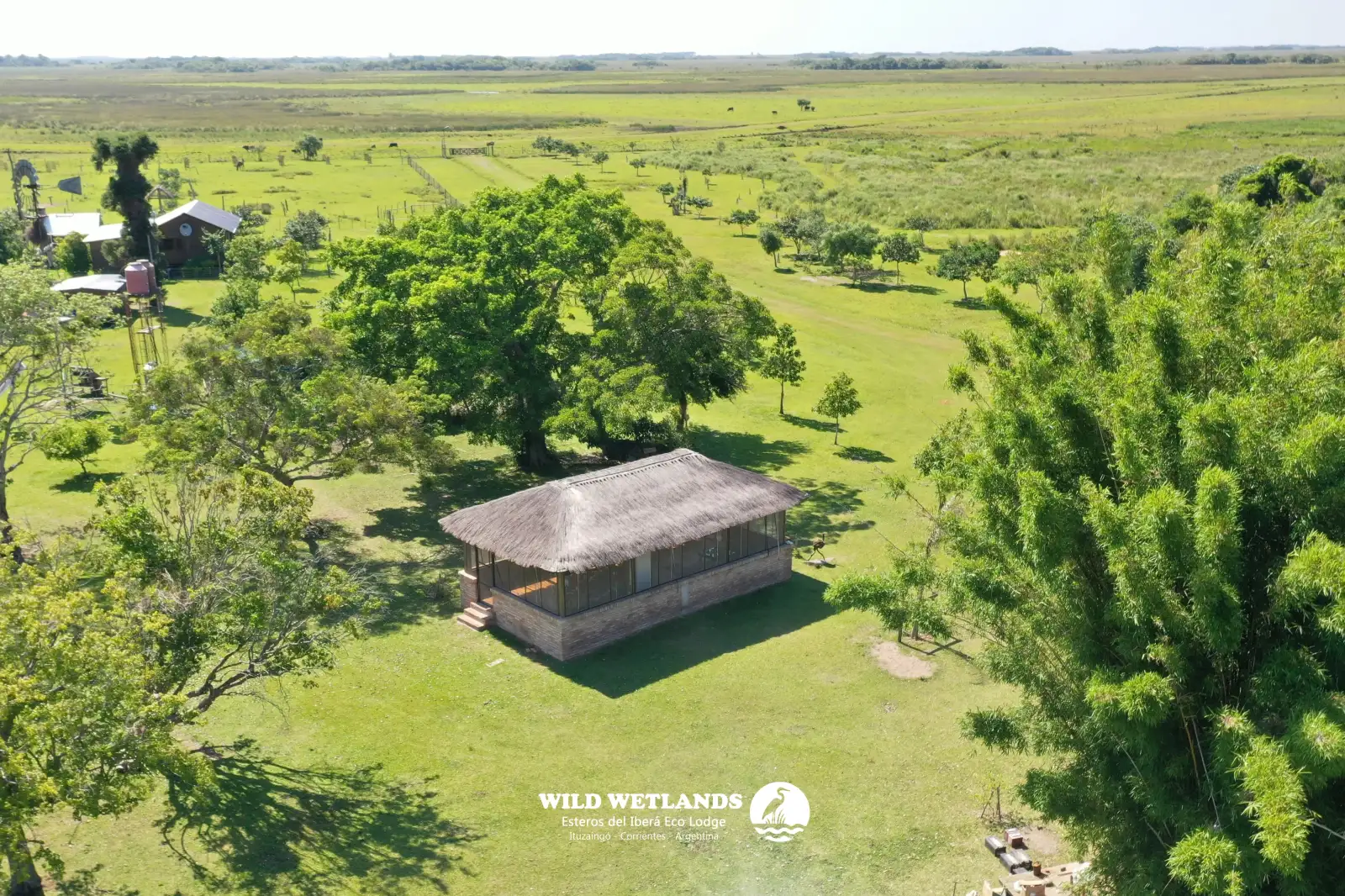 Vista de pasarelas e instalaciones integradas en la naturaleza