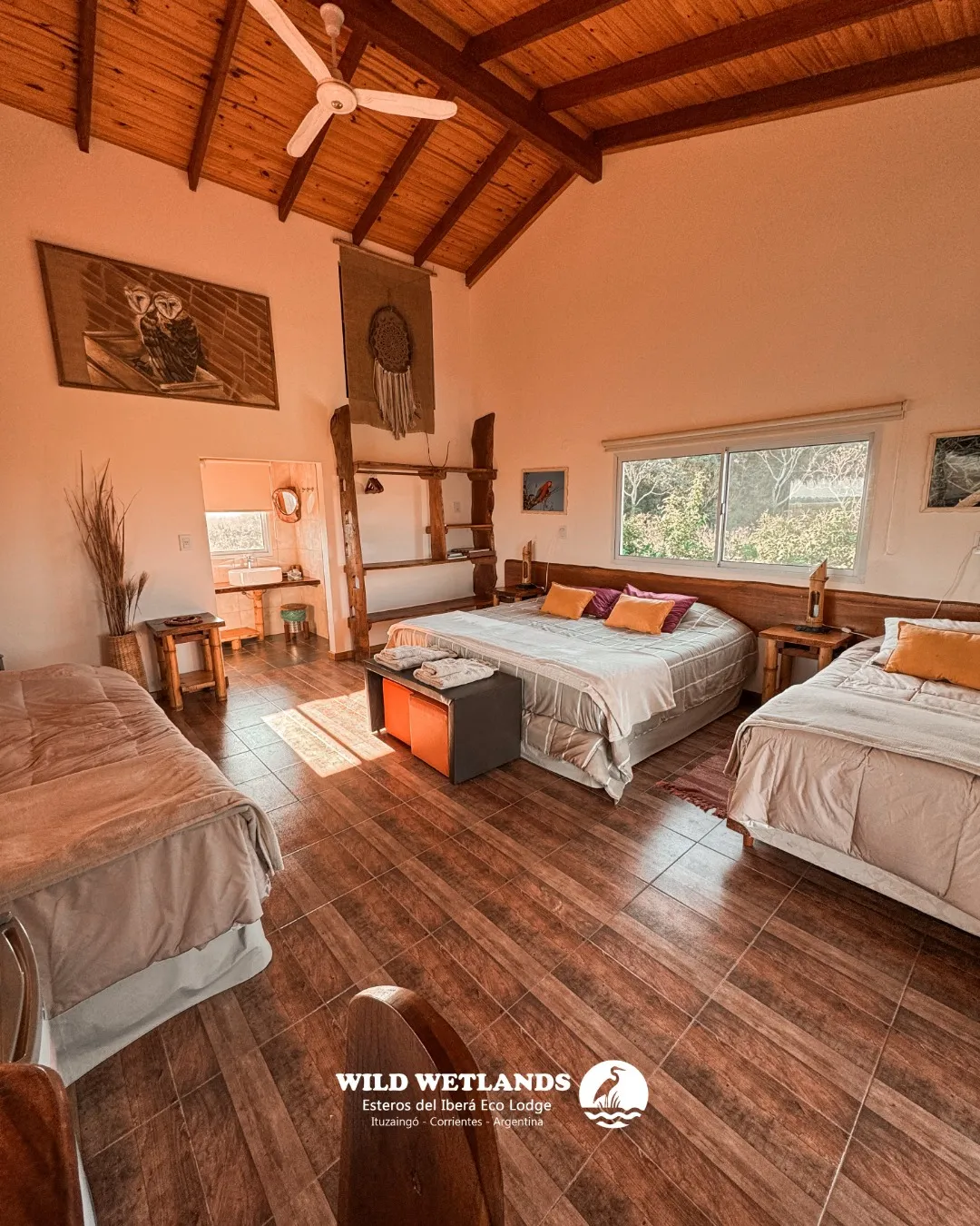 Habitación categoría confort con gran ventanal y luz natural